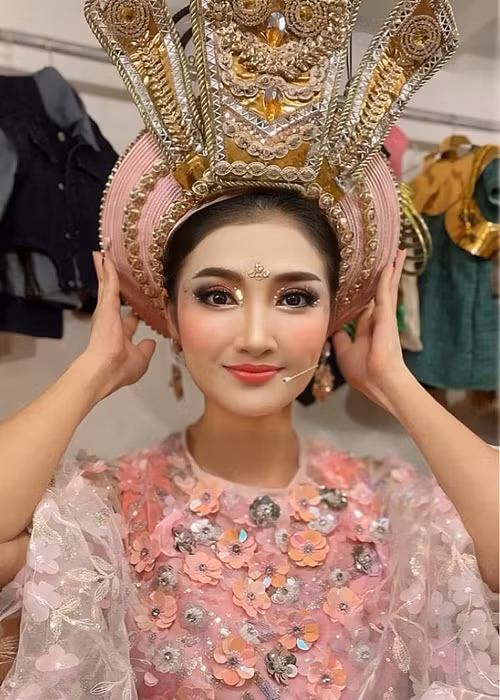 Nữ diễn viên miệt mài diễn kịch, đóng phim.