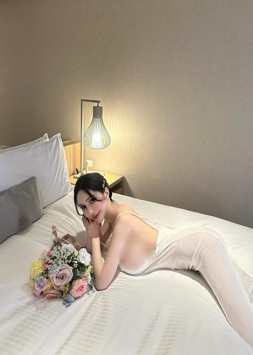 Trong một lần làm phù dâu, hot girl người Đài Loan mặc hở lộ vòng 1 hớ hênh.