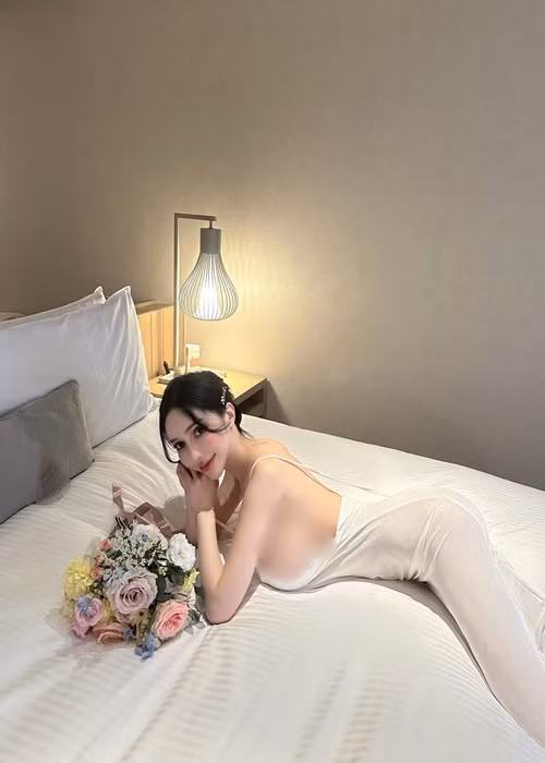 Trong một lần làm phù dâu, hot girl người Đài Loan mặc hở lộ vòng 1 hớ hênh.