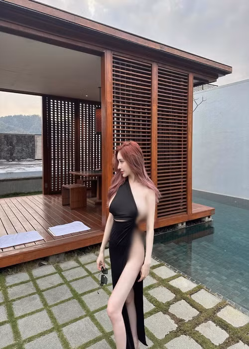 Không ít lần, cô nàng gây tranh cãi vì diện các mẫu thiết kế thiếu vải, hở hang.