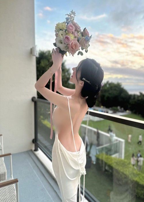 Vân Yên là một trong những hot girl nổi tiếng và cũng tai tiếng tại Đài Loan. Cô nàng gây chú ý bởi vóc dáng nóng bỏng đi kèm gu thời trang hở hang.