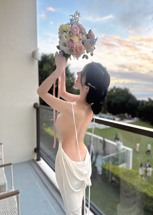 Vân Yên là một trong những hot girl nổi tiếng và cũng tai tiếng tại Đài Loan. Cô nàng gây chú ý bởi vóc dáng nóng bỏng đi kèm gu thời trang hở hang.