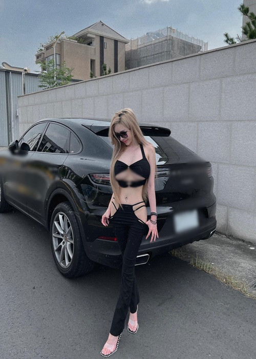 Hot girl "siêu vòng một" mặc như không khoe dáng giữa đường.