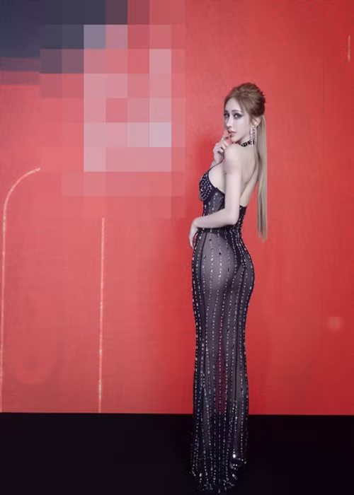 Vân Yên diện chiếc váy mỏng tang, lộ nội y khi tham gia sự kiện.