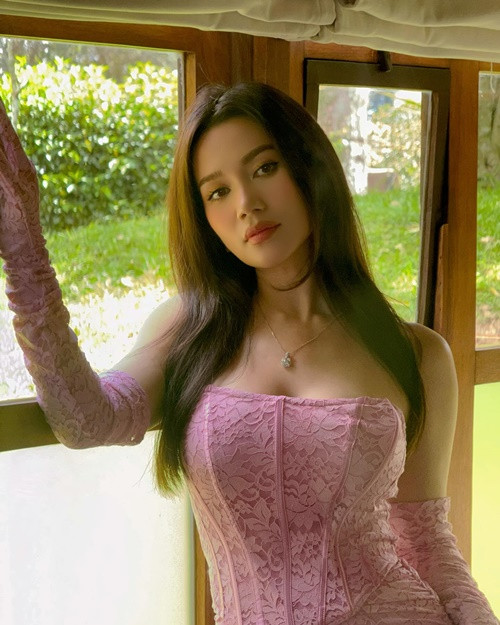 Sĩ Thanh chia sẻ trên Vietnamnet, cô giữ dáng nhờ tập yoga, gym và pilates.