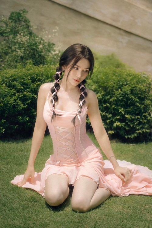 Sau những lùm xùm mặc hở táo bạo, nữ ca sĩ lựa chọn phong cách an toàn hơn.