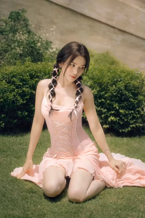 Sau những lùm xùm mặc hở táo bạo, nữ ca sĩ lựa chọn phong cách an toàn hơn.