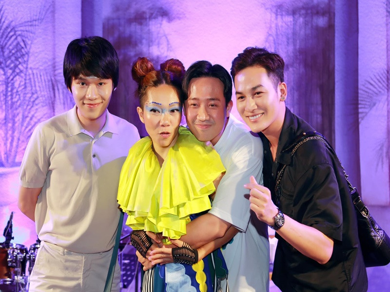 Nữ ca sĩ từng chia sẻ về kỷ niệm lúc mới quen Trấn Thành: “Lúc đầu, anh này bảo là fan của tôi, tôi không tin điều ấy nhưng mà đến khi thấy anh ấy thuộc bài hát của tôi còn hơn tôi thì tôi mới biết có gì đó sai sai ở đây”. Ảnh: FBNV.