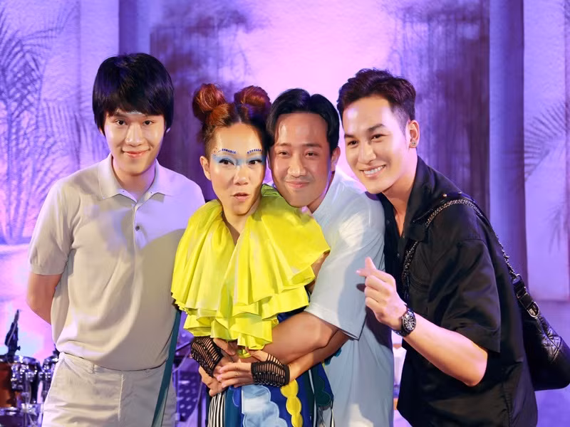 Nữ ca sĩ từng chia sẻ về kỷ niệm lúc mới quen Trấn Thành: “Lúc đầu, anh này bảo là fan của tôi, tôi không tin điều ấy nhưng mà đến khi thấy anh ấy thuộc bài hát của tôi còn hơn tôi thì tôi mới biết có gì đó sai sai ở đây”. Ảnh: FBNV.