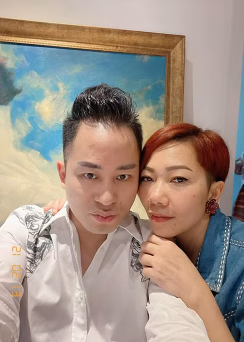 “Tôi đang nói đùa với Trấn Thành. Muốn chê 'không biết xấu hổ', người ta dùng từ 'shame on you' hoặc 'shameless'. Tùng Dương đang hiểu lầm, hay nói là hiểu quá sai về ý của tôi. Một bộ phận khán giả cũng đang đẩy câu chuyện đi quá xa", Người Đưa Tin dẫn lời ca sĩ Hà Trần. Ảnh: Vietz.