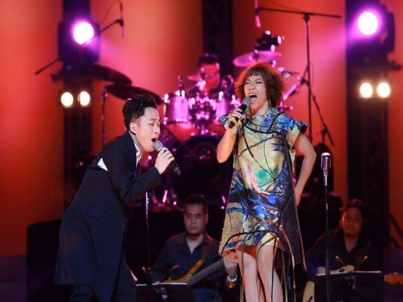 Cách đây ít ngày, khi Tùng Dương đăng tải video hát Sau lời khước từ của Phan Mạnh Quỳnh, Hà Trần viết: “No shame” và gắn thẻ tên tài khoản Facebook cá nhân của Trấn Thành. Một số cư dân mạng cho rằng "No shame" có nghĩa là "Không biết xấu hổ" nên cho rằng Hà Trần có phát ngôn “đụng chạm” Tùng Dương. Ảnh: Người Lao Động.