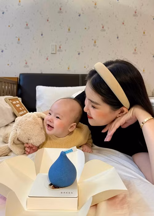 Ngân Anh đi dạy trở lại sau 4 tháng sinh nở.