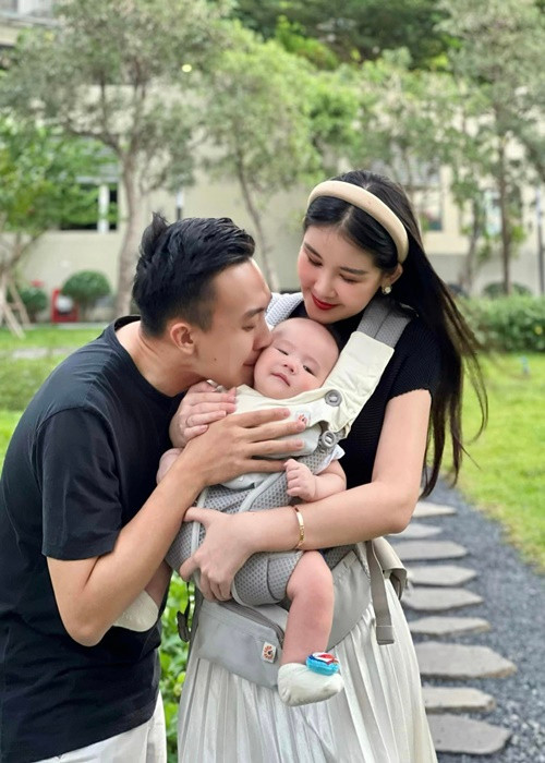 Gần đây, Tô Ny hài hước chia sẻ: "Tino tròn sáu tháng. Tôi và mẹ cháu vẫn cãi chưa xong là cháu giống ai nhiều hơn. Trong lúc đó, cháu luôn miệng cười khanh khách mỗi ngày".