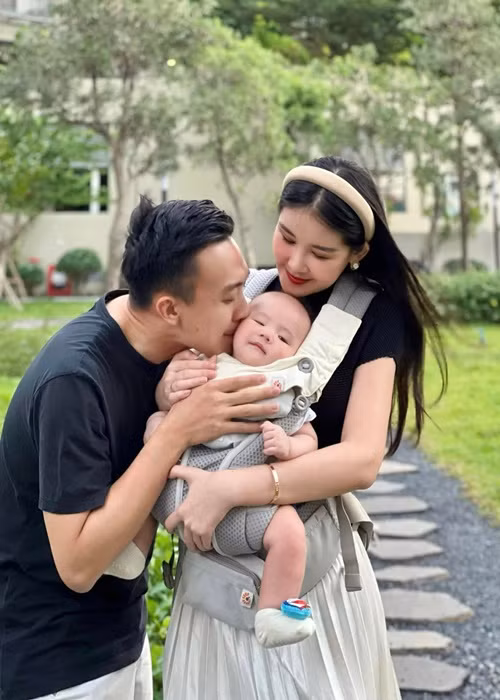 Gần đây, Tô Ny hài hước chia sẻ: "Tino tròn sáu tháng. Tôi và mẹ cháu vẫn cãi chưa xong là cháu giống ai nhiều hơn. Trong lúc đó, cháu luôn miệng cười khanh khách mỗi ngày".