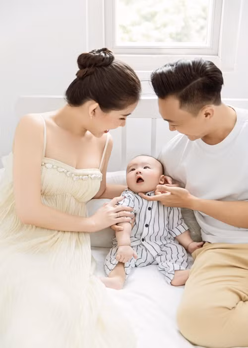 6 tháng tuổi, con trai Ngân Anh chụp ảnh nghệ thuật cùng bố mẹ.