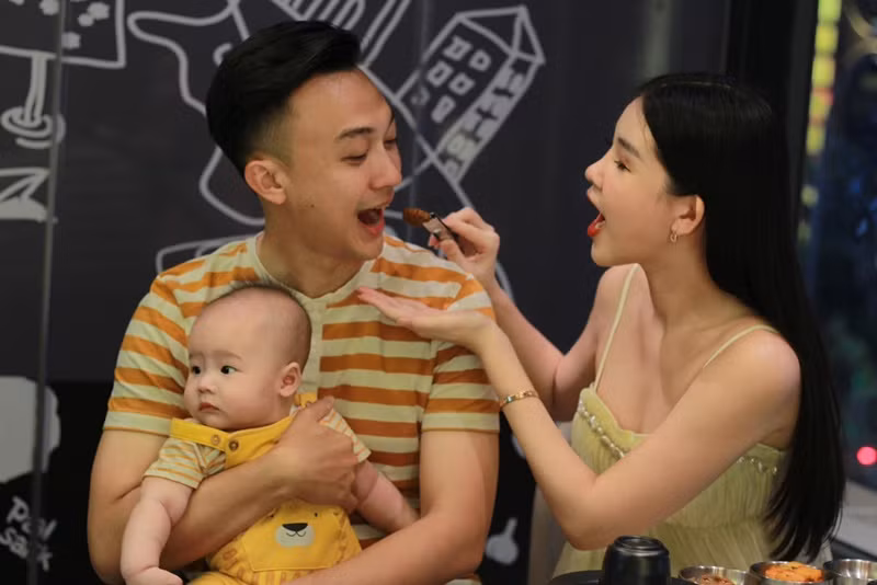 Bé Tino càng lớn càng kháu khỉnh.