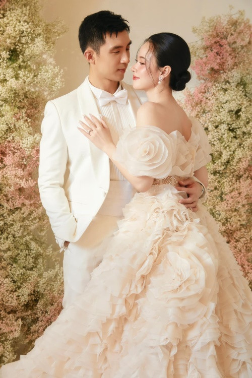 Vợ chồng nữ diễn viên chụp một số bộ ảnh cưới trong studio. Ảnh: FBNV.
