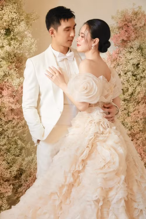 Vợ chồng nữ diễn viên chụp một số bộ ảnh cưới trong studio. Ảnh: FBNV.