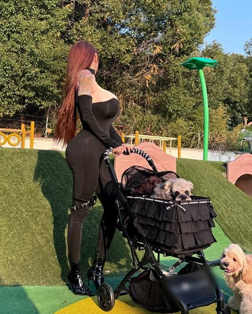 Cô nàng chuộng trang phục bó sát tôn đường cong hình thể.