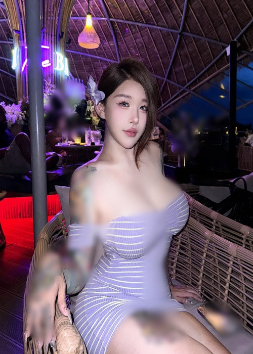 Hot girl người Trung Quốc ăn mặc ngày càng táo bạo.