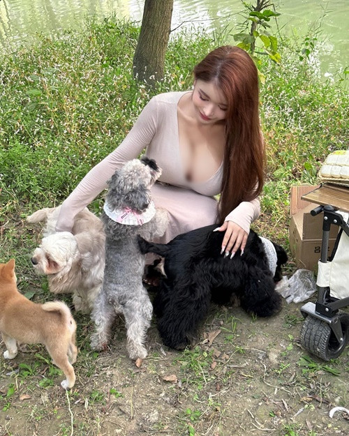 Vẻ quyến rũ của Gina khiến người đối diện khó rời mắt.