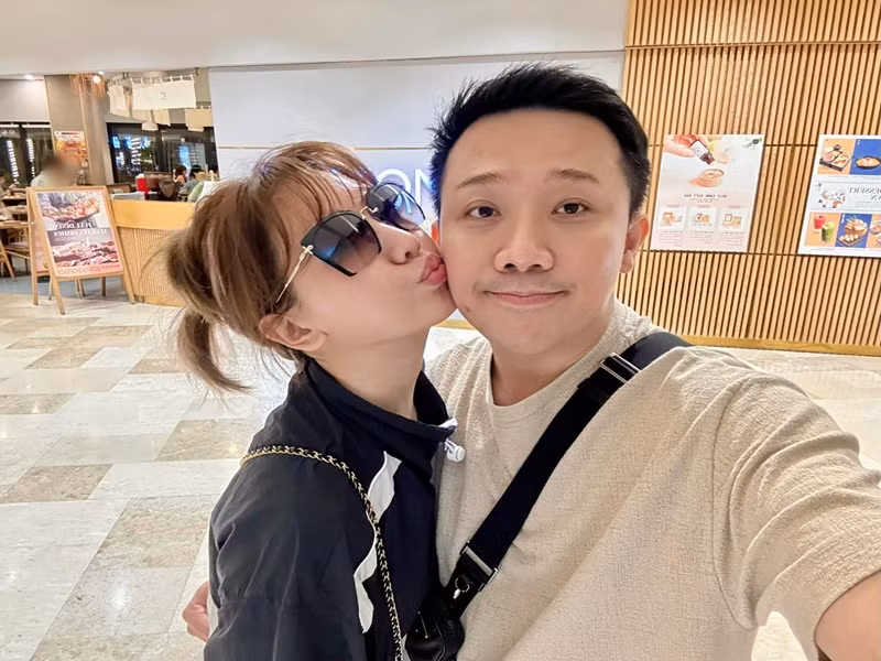 "Cảm ơn em đến giờ phút này vẫn bắt anh phải nộp 2 tiếng nói chuyện mỗi tối trước khi đi ngủ... Cảm ơn vì đã không từ chối và xài triệt để bất cứ món quà đắt tiền nào anh tặng. Cảm ơn vì đã cùng anh thưởng thức mọi món ăn ngon trên đời mà không than "sợ mập"! Cảm ơn vì gần 40 tuổi đầu rồi mà vẫn biết cách nhõng nhẽo làm anh xiêu lòng. Cảm ơn vì đã bắt anh phải cười thật tươi mỗi ngày cùng em!", Trấn Thành viết.