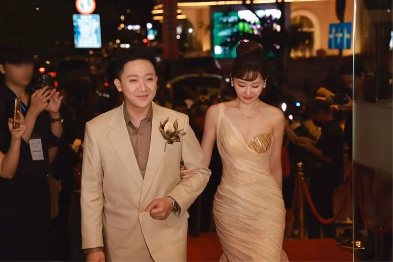 Phía Hari Won cho biết, Trấn Thành lỡ nhận show ngày sinh nhật của cô vì quên. "Tôi tức, tôi buồn, tối qua tám xả với anh ấy. Mà chồng nói ngọt ngào quá thôi bỏ qua. Tất nhiên lần sau mà tiếp là không bỏ qua. Nói gì nói, em biết chồng rất thương vợ. Quà sinh nhật em muốn nhận là đi du lịch với chồng! Hãy hứa với vợ nhé", Hari Won nhắn nhủ Trấn Thành.