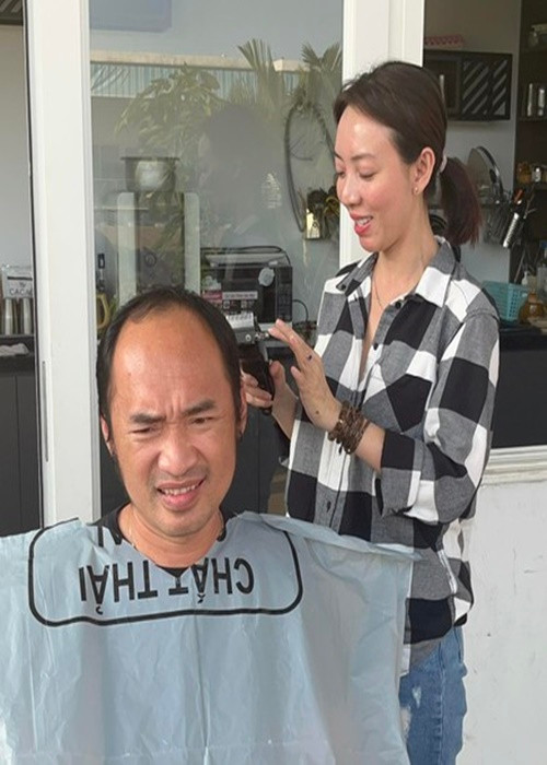 "Trang và anh Luật là người rất rạch ròi, công việc là công việc, còn đời thực là đời thực, hai vợ chồng không bao giờ lẫn lộn những điều này. Đó cũng chính là bí quyết mà Trang và anh Luật giữ gìn hạnh phúc gia đình", nữ diễn viên trải lòng.