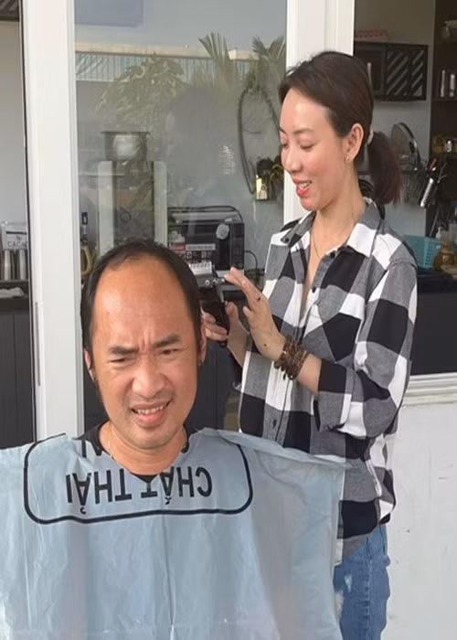 "Trang và anh Luật là người rất rạch ròi, công việc là công việc, còn đời thực là đời thực, hai vợ chồng không bao giờ lẫn lộn những điều này. Đó cũng chính là bí quyết mà Trang và anh Luật giữ gìn hạnh phúc gia đình", nữ diễn viên trải lòng.