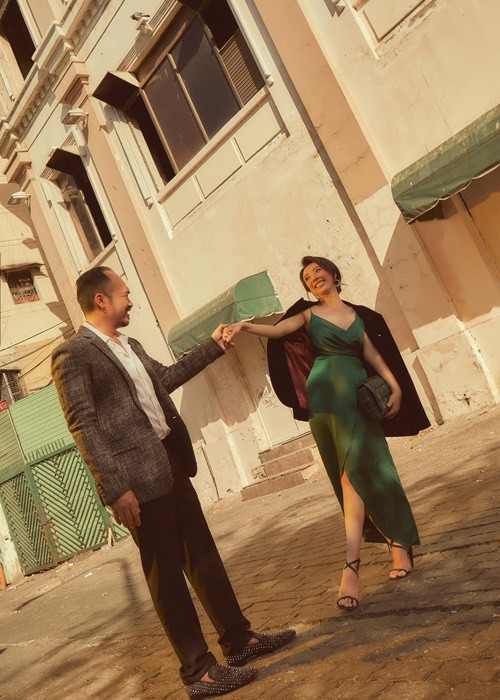 “Thu Trang tính rất đàn ông, cô ấy không quan tâm đến những việc khác, chỉ quan tâm mỗi công việc thôi. Ba mẹ tôi xem Trang như con ruột, mua đồ cho Trang còn nhiều hơn tôi nữa. Có chuyện gì ba mẹ cũng bênh Trang hơn tôi", VOV dẫn lời Tiến Luật.