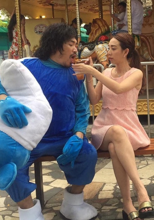 Trong cuộc phỏng vấn với Elle, Thu Trang chia sẻ, ngoài đời, cô vẫn nhõng nhẽo, mít ướt, “bánh bèo”, chứ không "ăn hiếp" Tiến Luật như trên màn ảnh.