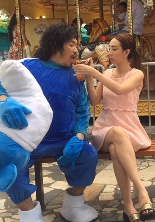 Trong cuộc phỏng vấn với Elle, Thu Trang chia sẻ, ngoài đời, cô vẫn nhõng nhẽo, mít ướt, “bánh bèo”, chứ không "ăn hiếp" Tiến Luật như trên màn ảnh.