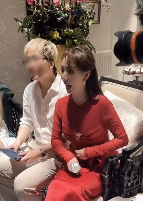  Diễn viên Thu Trang bị soi vòng hai lùm lùm và cử chỉ đặt tay lên bụng khi xuất hiện tại một sự kiện. Ảnh: Thương Hiệu Pháp Luật.