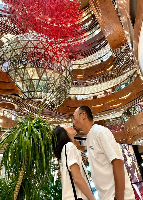 Cặp đôi khoá môi trong một chuyến du lịch nước ngoài.