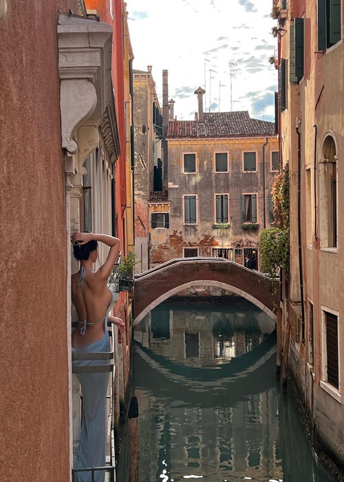 Hot girl xinh đẹp mê váy áo hở ngực sâu hoặc hở lưng, xẻ đùi cao.