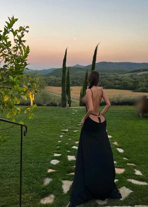 Nhiều người khen ngợi hot girl mang dòng máu Hàn Quốc và Anh sở hữu body hoàn hảo. Một số cư dân mạng lại cho rằng trang phục của Si Young quá hở hang.