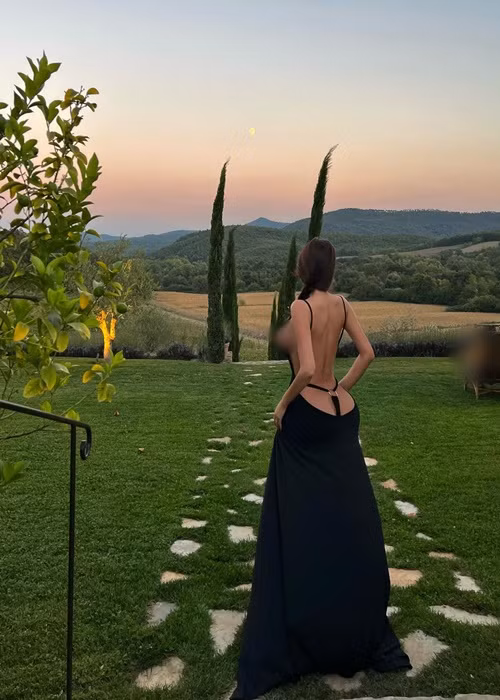 Nhiều người khen ngợi hot girl mang dòng máu Hàn Quốc và Anh sở hữu body hoàn hảo. Một số cư dân mạng lại cho rằng trang phục của Si Young quá hở hang.