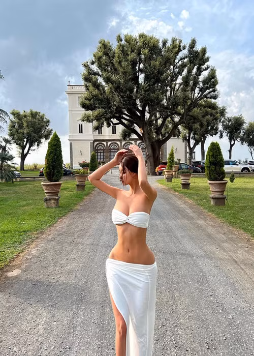 Hot girl gợi cảm mặc áo ngắn cũn cỡn, váy xẻ đùi cao khi du lịch đồng quê ở Roma (Italy).