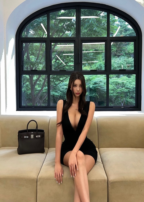 Cô nàng sử dụng đồ hiệu, du lịch xa xỉ ở nhiều nơi trên thế giới.