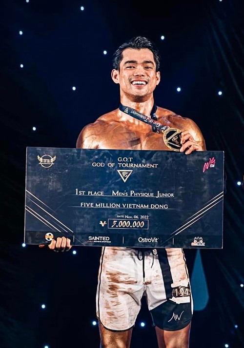 Theo An Ninh Thủ Đô, Hồng Hải là vận động viên thể hình. Anh giành 2 huy chương vàng hạng mục bán chuyên và chuyên nghiệp tại God of Tournament tháng 11/2022, huy chương vàng tại Đại hội Võ thuật Vovinam 2022, huy chương vàng thể hình PCA giải tiêu chí quốc tế tháng 12/2022. Ảnh: FBNV.