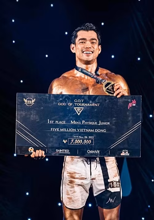 Theo An Ninh Thủ Đô, Hồng Hải là vận động viên thể hình. Anh giành 2 huy chương vàng hạng mục bán chuyên và chuyên nghiệp tại God of Tournament tháng 11/2022, huy chương vàng tại Đại hội Võ thuật Vovinam 2022, huy chương vàng thể hình PCA giải tiêu chí quốc tế tháng 12/2022. Ảnh: FBNV.