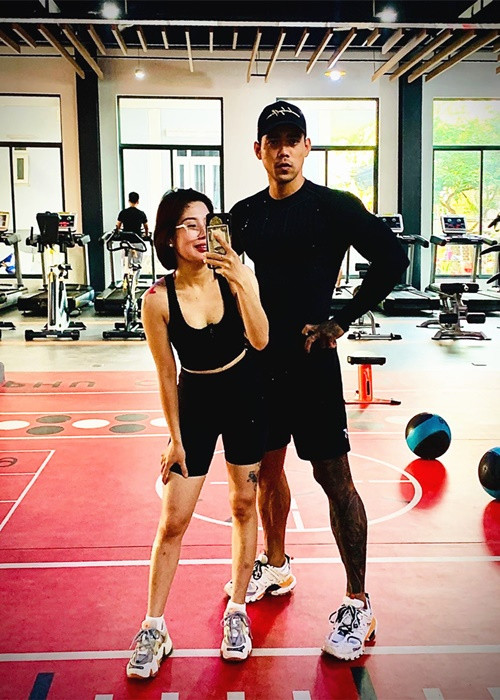 Theo Vietnamnet, Hồng Hải kết hôn với Bé Ngoan vào năm 2019. Nam diễn viên thường phụ vợ ở tiệm làm tóc, làm móng. Ảnh: Vietnamnet.