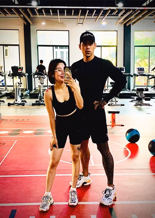 Theo Vietnamnet, Hồng Hải kết hôn với Bé Ngoan vào năm 2019. Nam diễn viên thường phụ vợ ở tiệm làm tóc, làm móng. Ảnh: Vietnamnet.