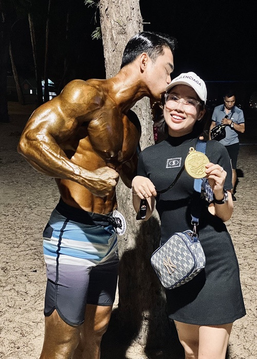 Khi Bé Ngoan mang bầu lần 2, Hồng Hải luôn theo sát vợ, sợ chị bị té ngã hoặc con trai 5 tuổi chơi đùa va vào bụng mẹ. Ảnh: Vietnamnet.