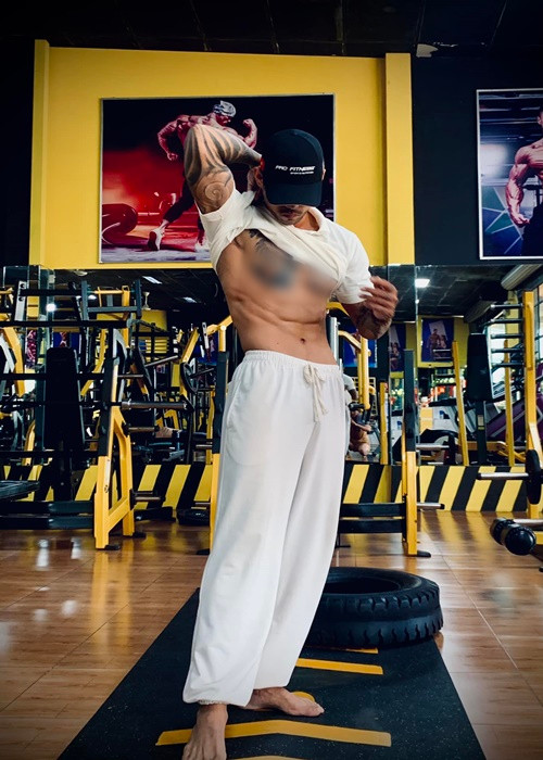 Hồng Hải còn là thầy dạy võ tại trường tiểu học quốc tế. Ảnh: FBNV.