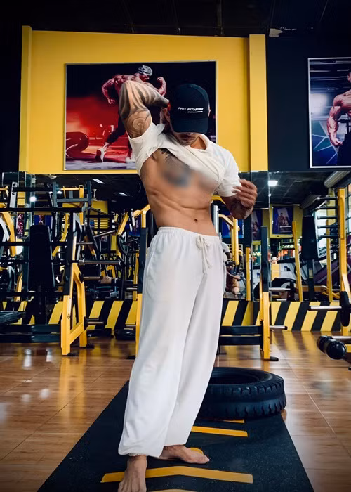 Hồng Hải còn là thầy dạy võ tại trường tiểu học quốc tế. Ảnh: FBNV.