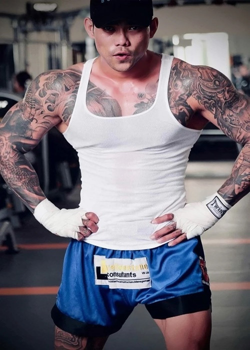Nam diễn viên sở hữu nhiều hình xăm lớn trên người, thân hình cơ bắp. Ảnh: Vietnamnet.