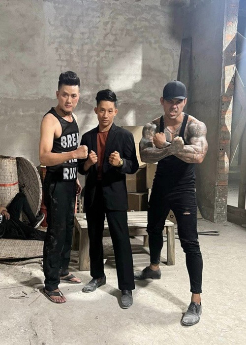 Quách Ngọc Tuyên (ngoài cùng bên trái) bàng hoàng khi hay tin Hồng Hải qua đời. "Yên nghỉ em nhé. Một cậu em vẻ ngoài bặm trợn nhưng thật ra sống rất tình cảm, cư xử lễ phép, trọng tình nghĩa, thương yêu vợ con", Quách Ngọc Tuyên viết. Ảnh: An Ninh Thủ Đô.