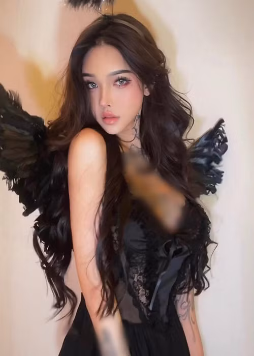 Hot girl hình xăm đang làm người mẫu tự do.