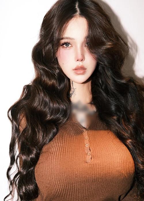 Cô nàng không ngần ngại khoe các hình xăm.